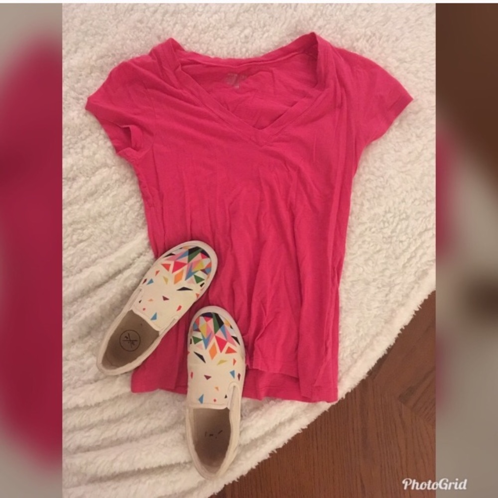 ✨Bundle for $1✨ Pink V-Neck Tee
